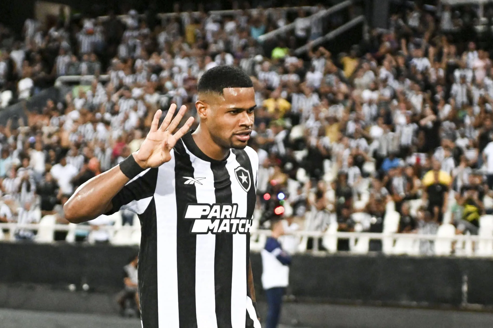 &lsquo;Desacreditei de mim por muito tempo&rsquo;: artilheiro do Botafogo, J&uacute;nior Santos se emociona ao relembrar trajet&oacute;ria