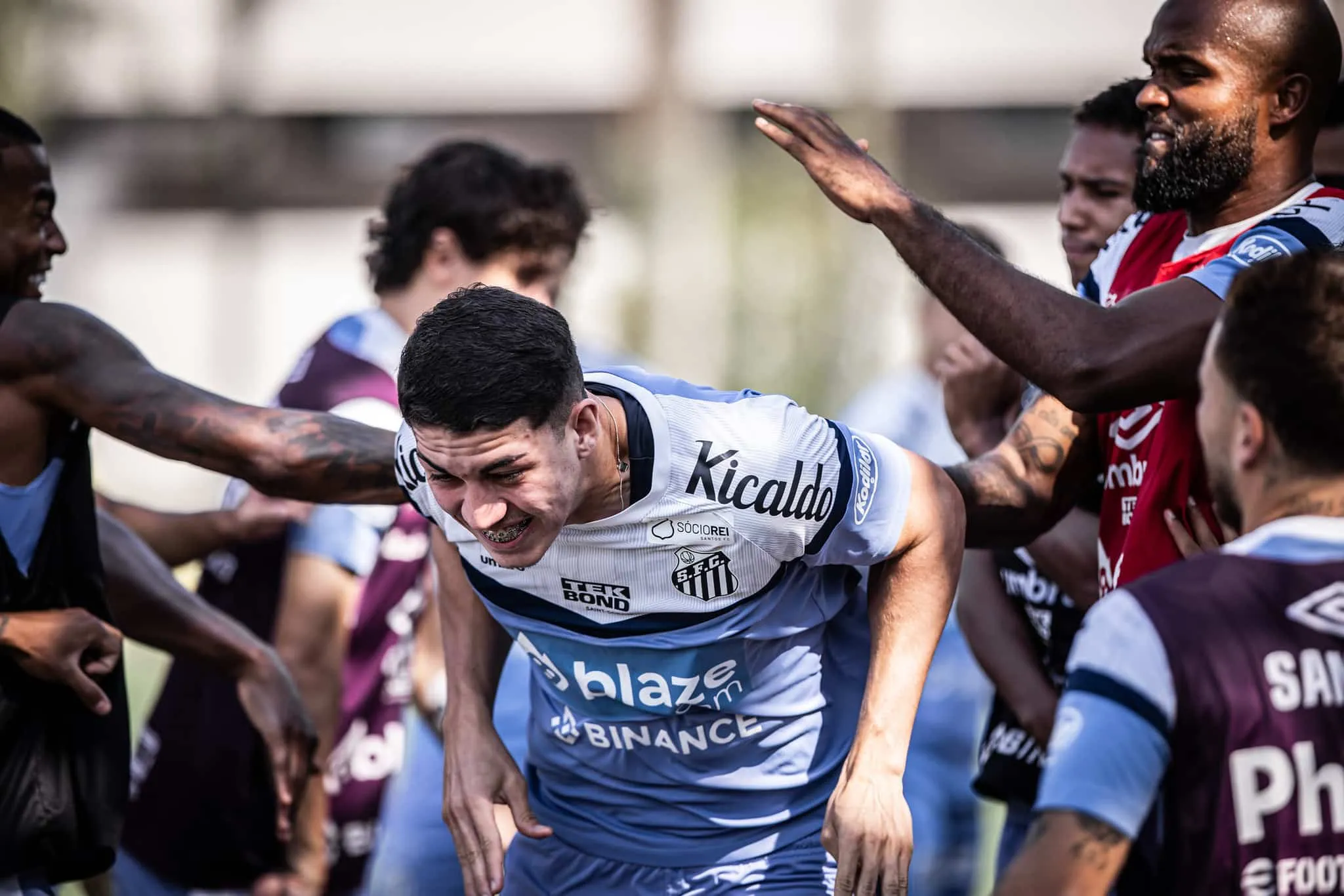Jair sendo batizado pelo elenco profissional do Santos