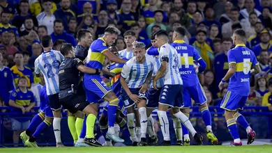 Sobraram pancadas num Boca Juniors x Racing quente, que encerrou a sequ&ecirc;ncia ruim dos xeneizes no Argentino &ndash; e ampliou a dos racinguistas