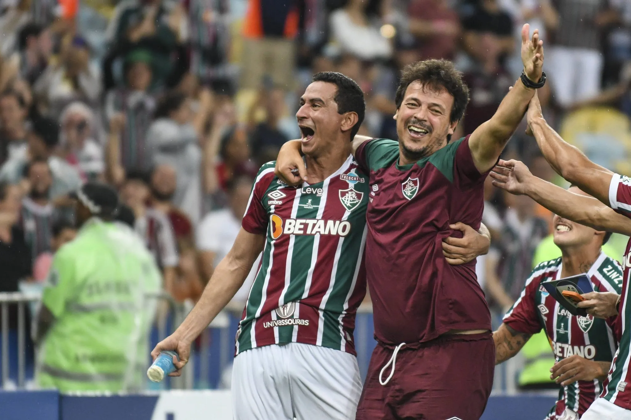 Ganso e Diniz celebram t&iacute;tulo do Fluminense