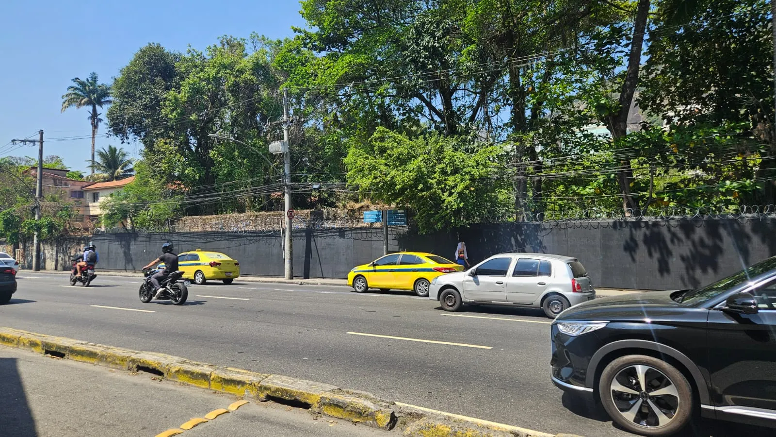 Muro de &iacute;dolos do Botafogo foi tapado em General Severiano