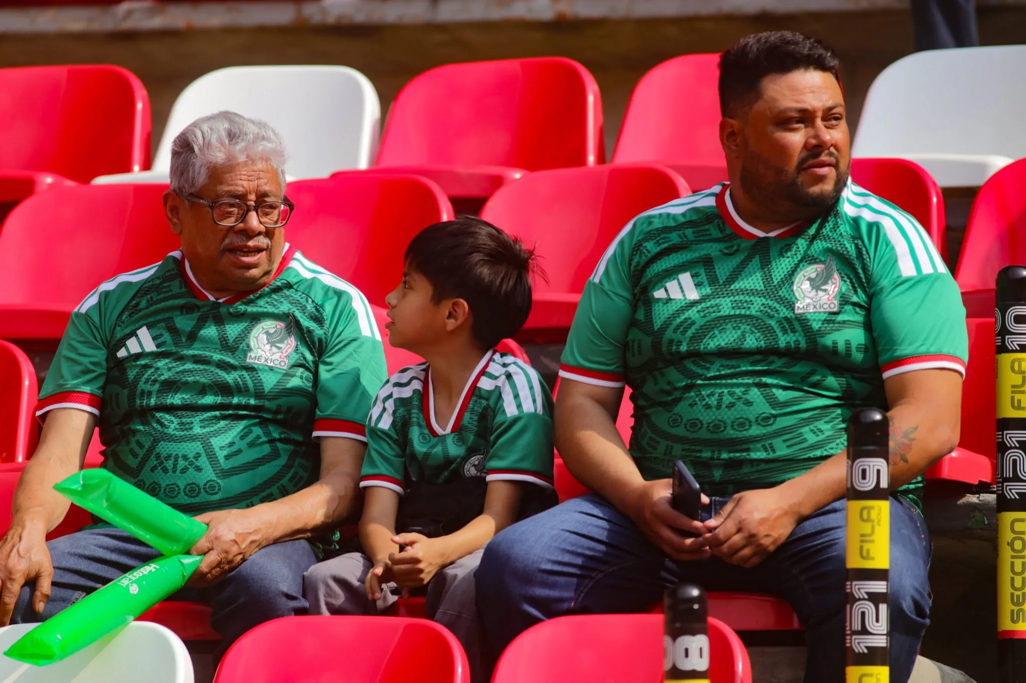 Torcedores do M&eacute;xico em jogo amistoso de lendas