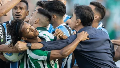 &lsquo;N&atilde;o me sinto culpado&rsquo;: T&eacute;cnico do Gr&ecirc;mio explica agress&atilde;o a advers&aacute;rio