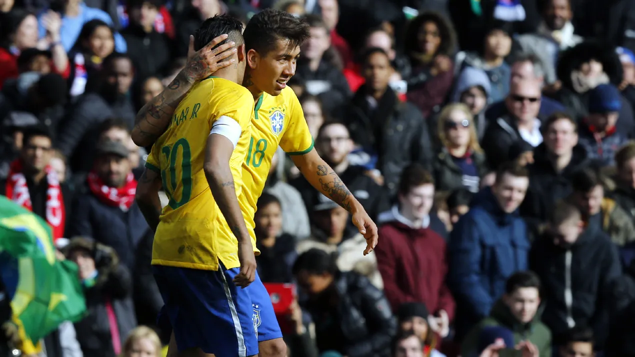 Roberto Firmino comemora com Neymar 