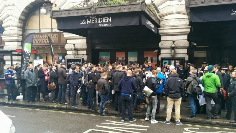 Torcedores estiveram presentes do lado de fora do hotel em que a alta c&uacute;pula da Premier League se reunia (Divulga&ccedil;&atilde;o/FSF)
