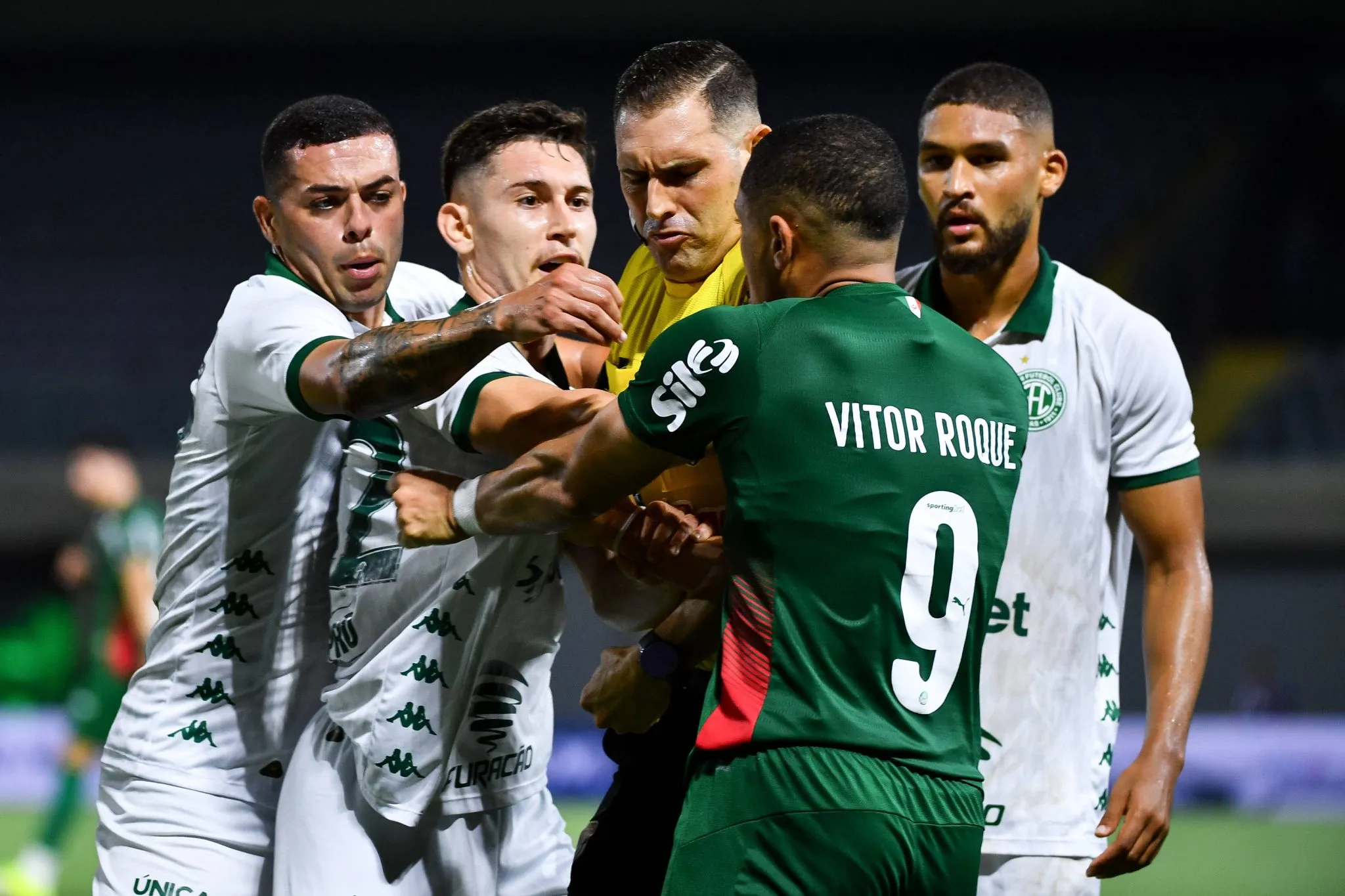 &Aacute;rbitro separa confus&atilde;o em jogo entre Palmeiras e Guarani