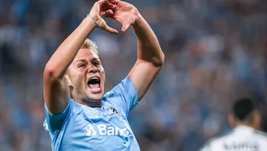 Sob olhares de Su&aacute;rez, Gr&ecirc;mio conta com aposta de Renato para vencer o Atl&eacute;tico