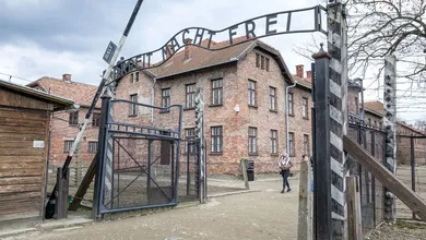 Chelsea planeja enviar torcedores com comportamento discriminat&oacute;rio a visitas educativas em Auschwitz
