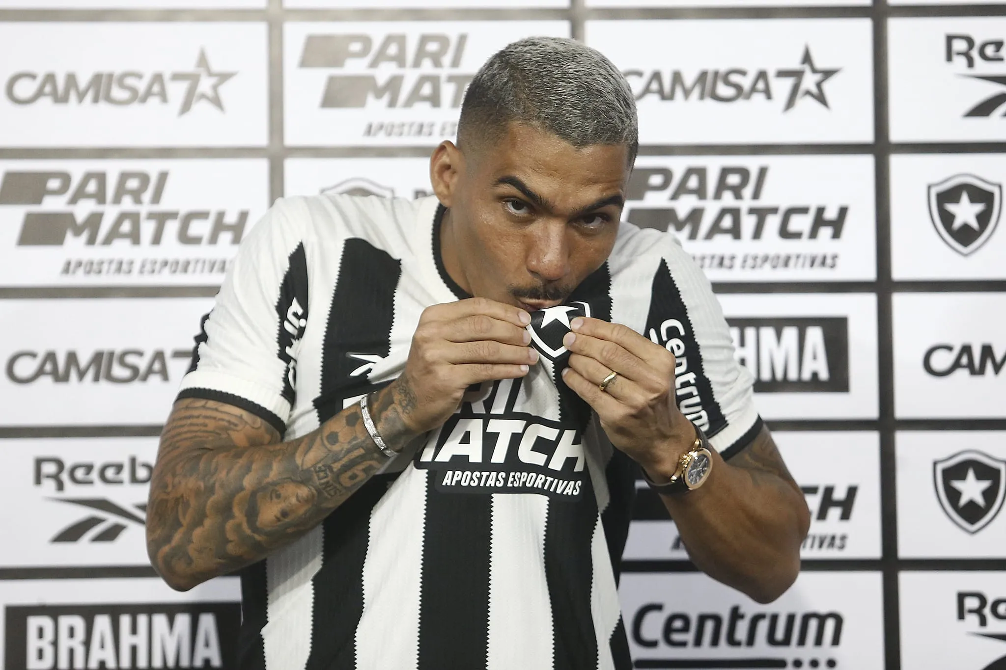&lsquo;Na hora certa&rsquo;, Allan &eacute; apresentado no Botafogo e diz entender press&atilde;o que elenco sofre