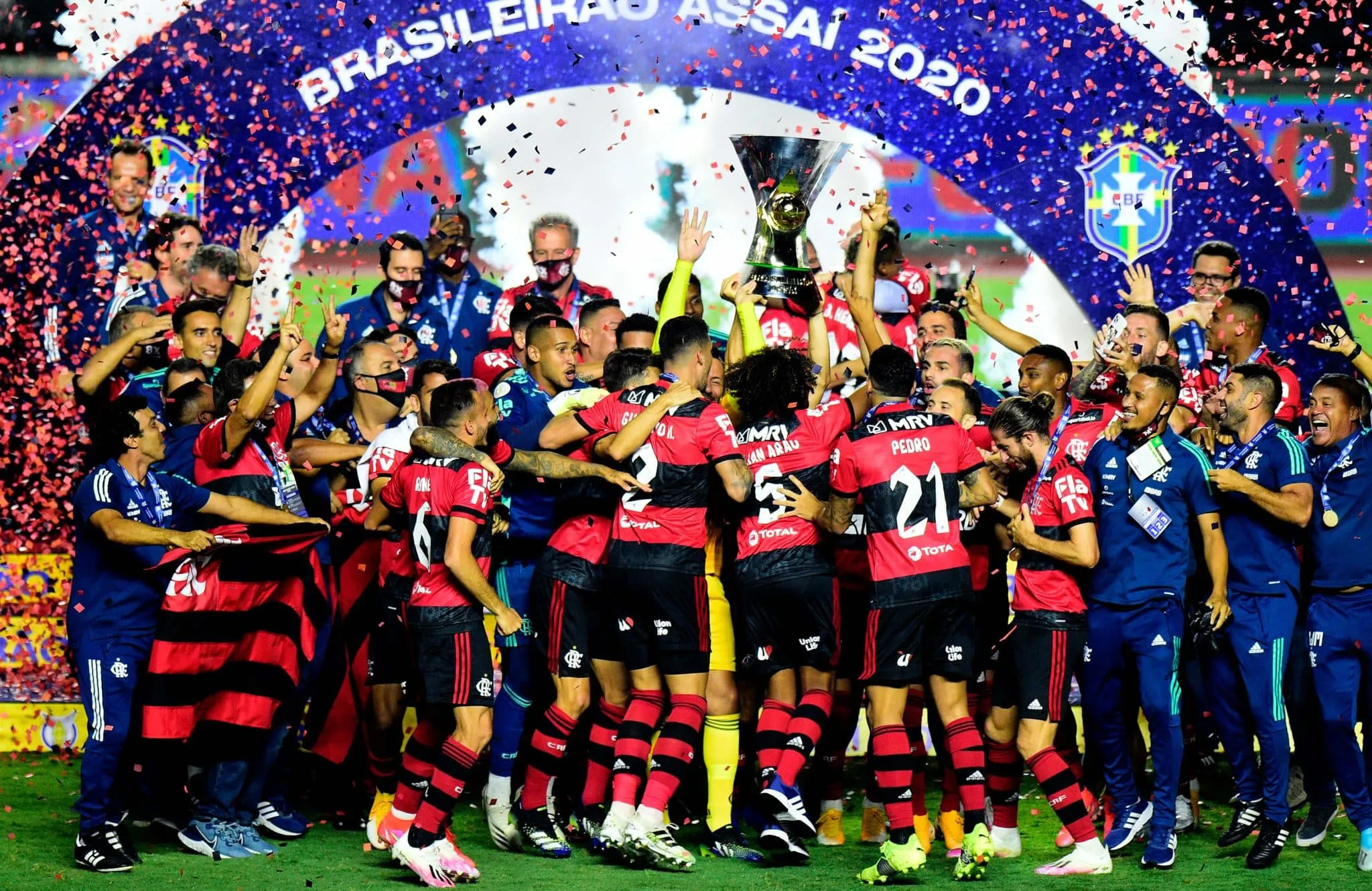 &Aacute;rbitros ter&atilde;o de anunciar decis&otilde;es do VAR para todo est&aacute;dio no Brasileiro