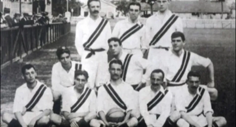 Fluminense foi tricampe&atilde;o carioca em 1908 usando uma camisa branca com uma faixa tricolor, diagonal, por cima do uniforme - Foto: Flu-Mem&oacute;ria