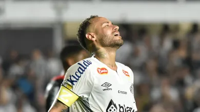 Neymar reestreia e quase marca gola&ccedil;o, mas v&ecirc; Santos apenas empatar na Vila