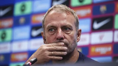 &lsquo;&Eacute; Juli&aacute;n ou nada&rsquo;: T&eacute;cnico do Barcelona, Flick se posiciona sobre Alvarez ap&oacute;s falta em treino