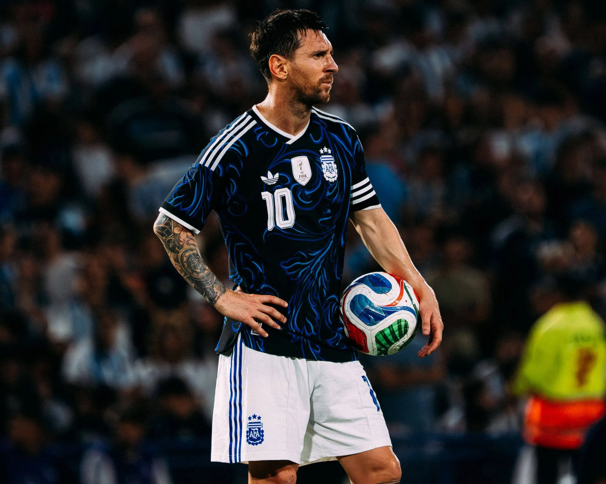 Messi com a nova camisa visitante da Argentina