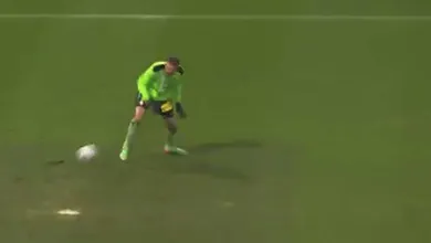 A pregui&ccedil;a do goleir&atilde;o causou esse gol contra bizarro na &Aacute;ustria