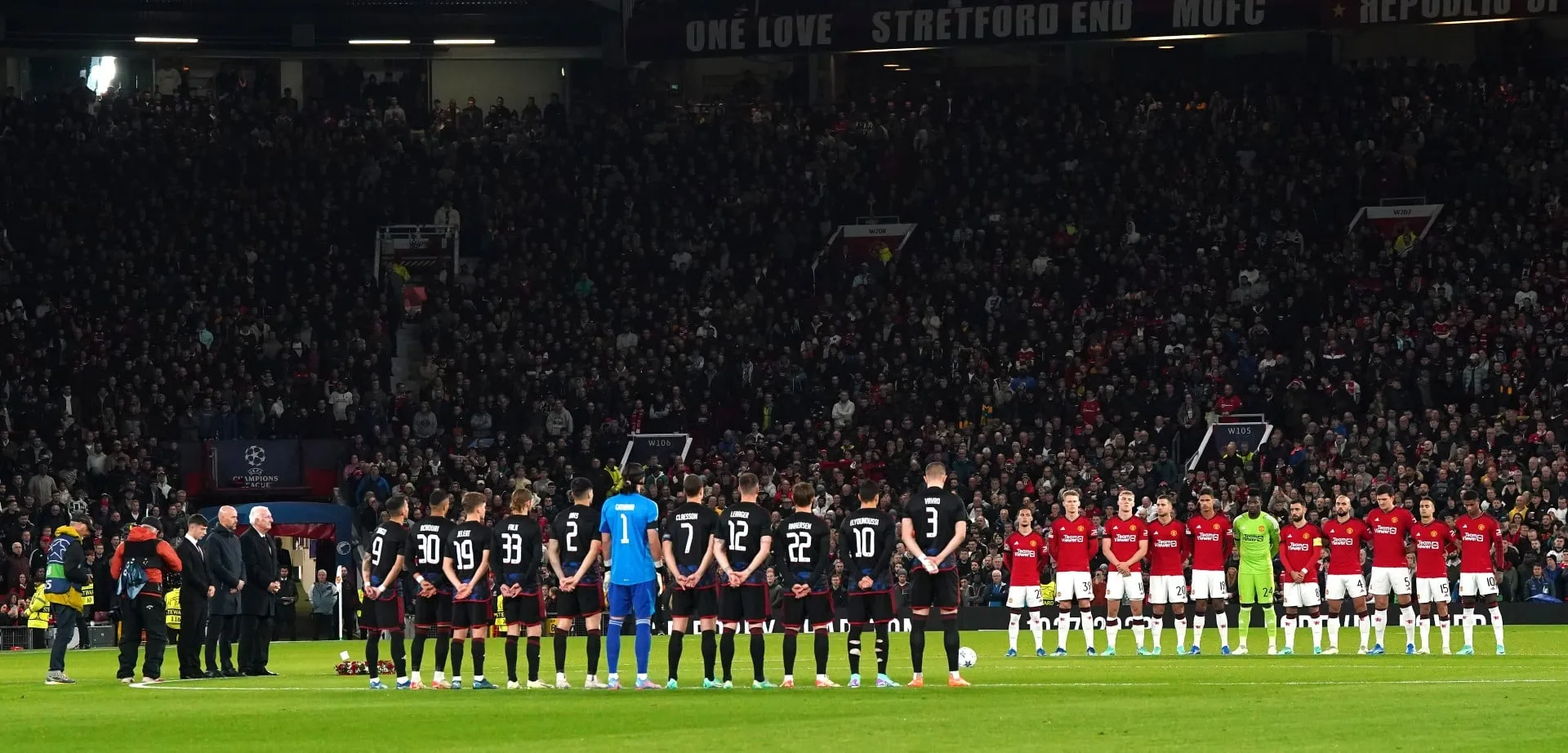 A grandeza de Bobby Charlton se expressa pelo tributo da torcida do Copenhague em Old Trafford
