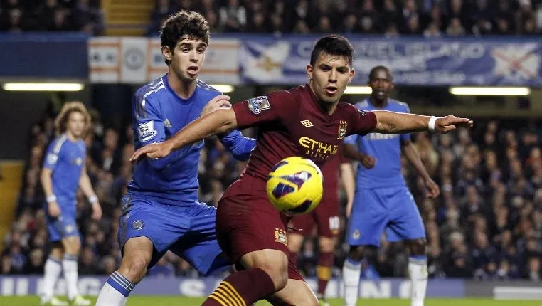 Maltratados: Ben&iacute;tez &eacute; vaiado e bola apanha de Chelsea e City