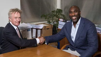 Sol Campbell &eacute; contratado como t&eacute;cnico do Southend United, da 3&ordf; divis&atilde;o, para salvar time do rebaixamento