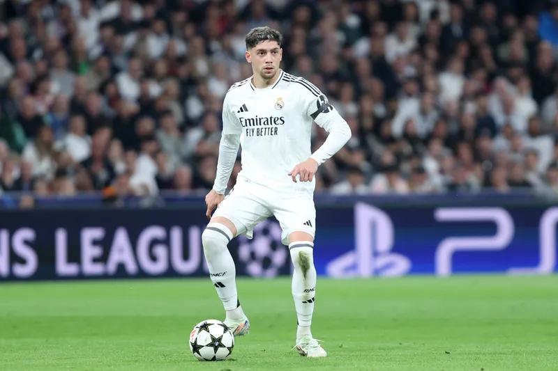 Valverde deve jogar fora de sua posi&ccedil;&atilde;o, em novo teste de Ancelotti antes de duelo contra o Liverpool