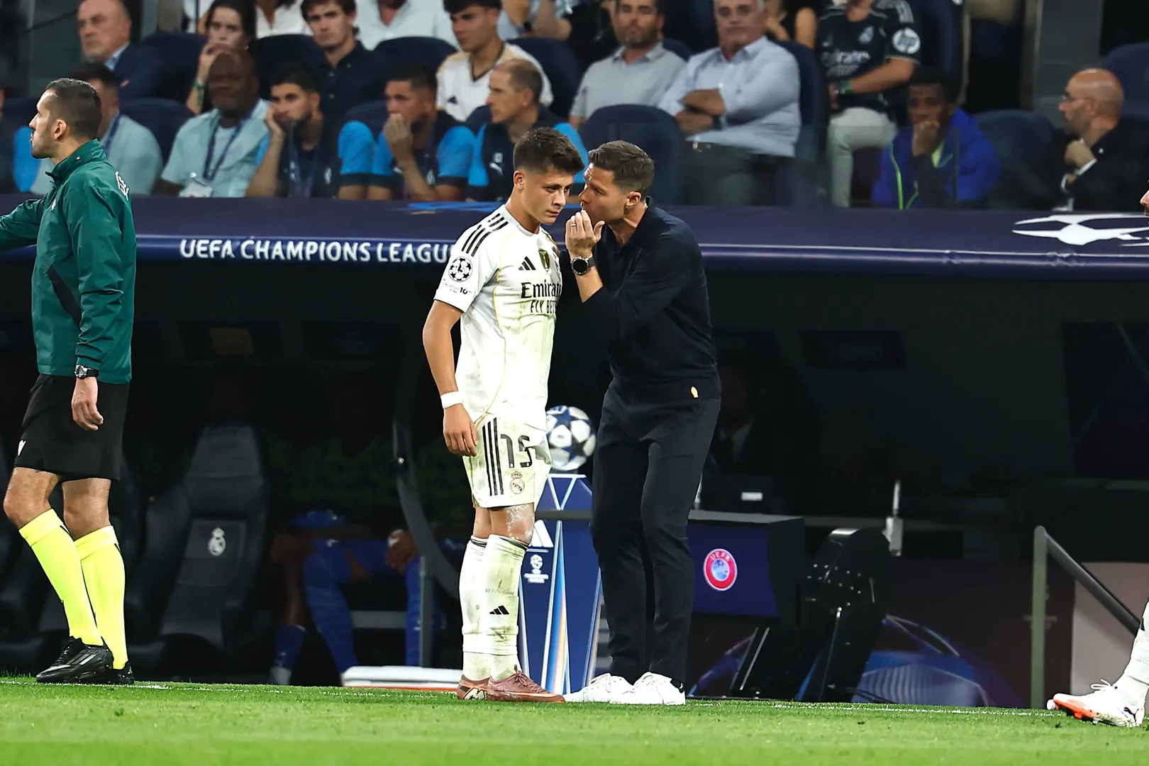 Xabi Alonso conversa com Arda Guler em jogo