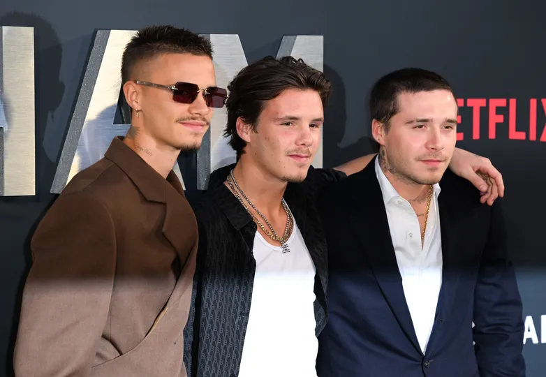 Romeo Beckham ao lado dos irm&atilde;os, Brooklyn Beckham e Cruz Beckham