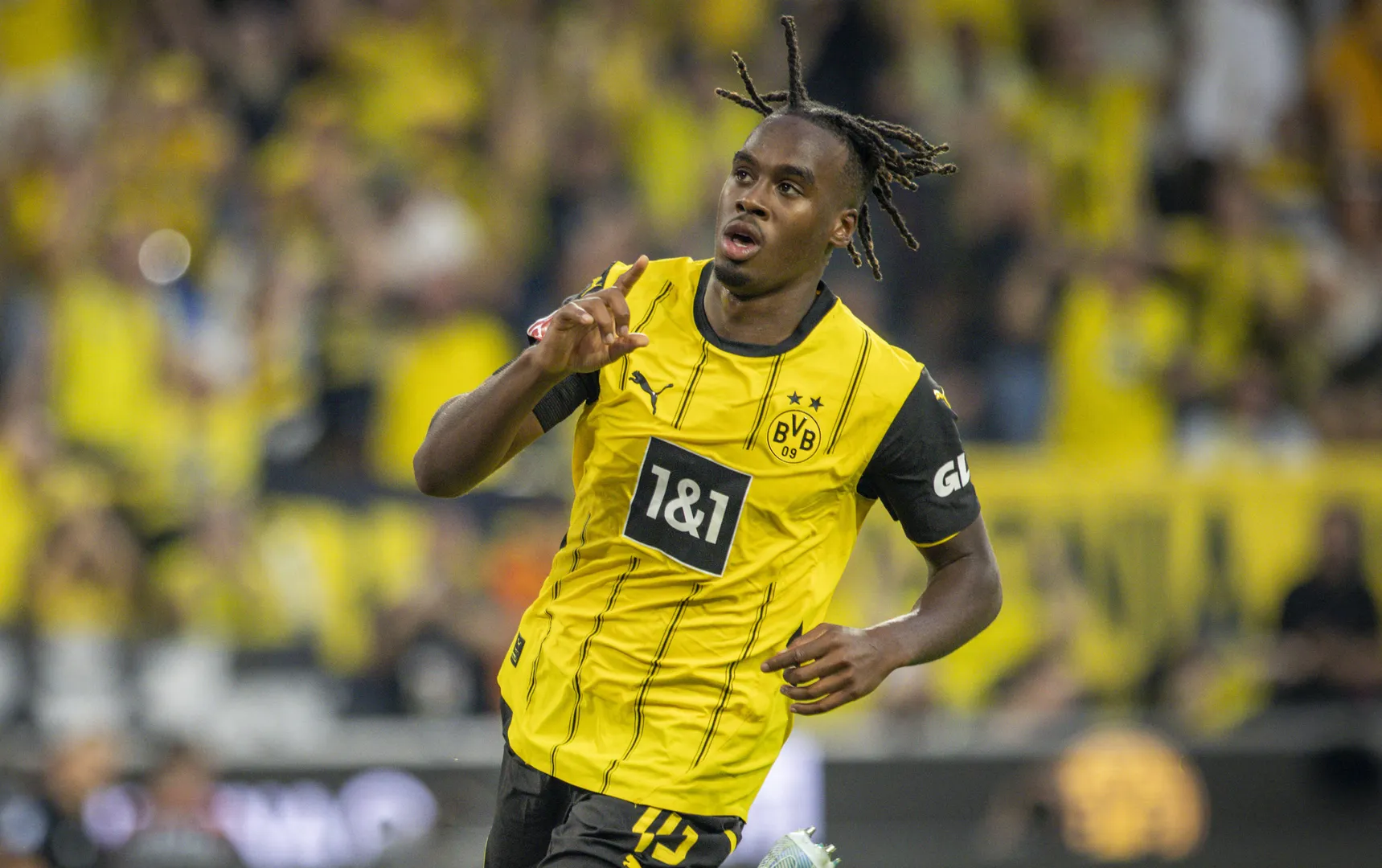 Jamie Bynoe-Gittens, o her&oacute;i do Borussia na vit&oacute;ria sobre o Frankfurt