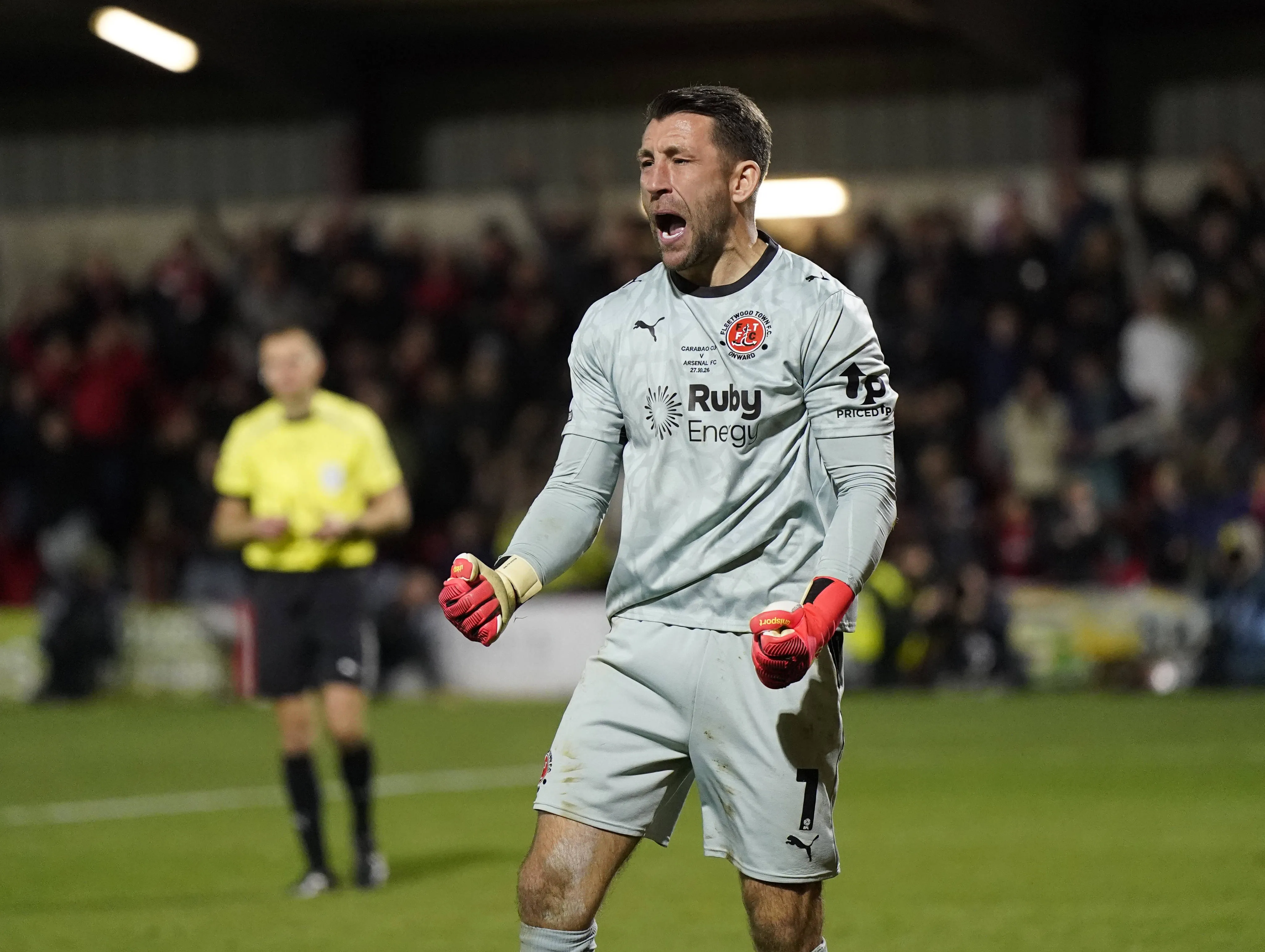 Jay Lynch, goleiro do Fleetwood Town, ap&oacute;s defender p&ecirc;nalti de Bruno Guimar&atilde;es 