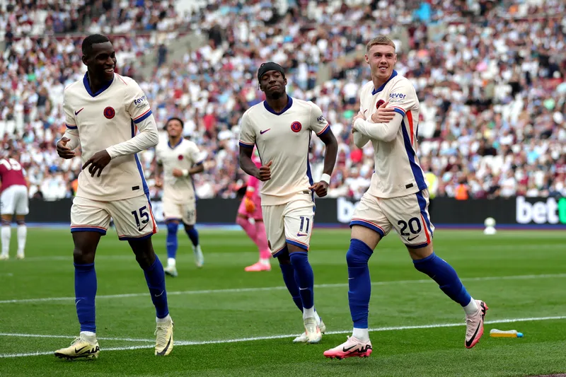 Cole Palmer comemora terceiro gol do Chelsea sobre o West Ham. Foto: Icon Sport