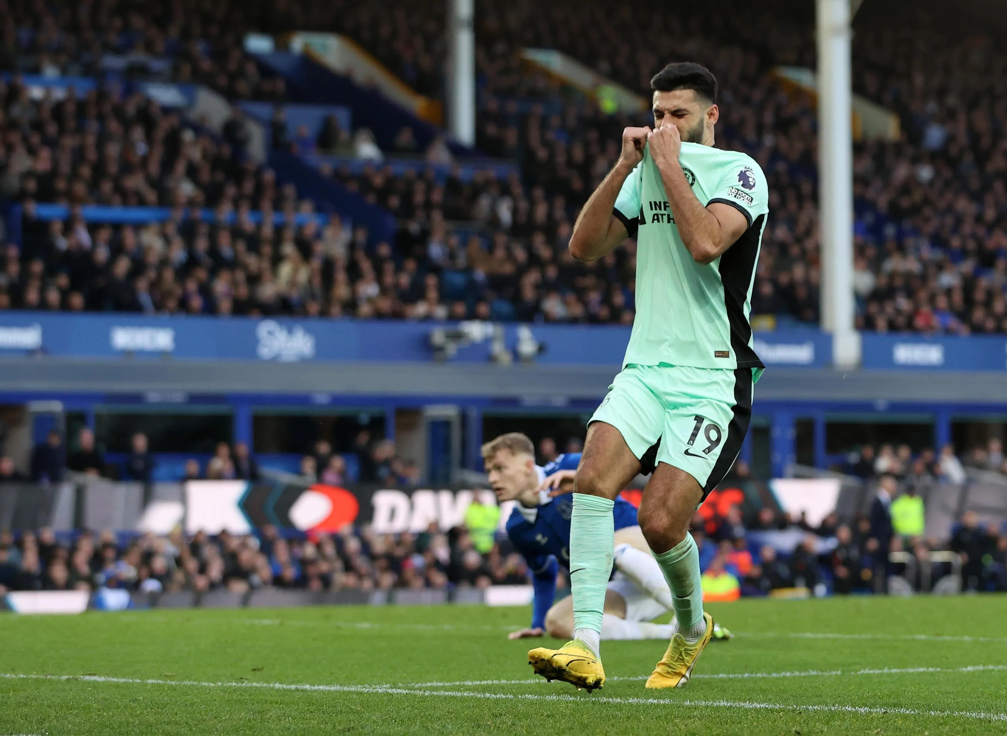 Broja tem a chance da vida no Chelsea &mdash; s&oacute; n&atilde;o pode chutar para fora, como tem feito com a bola