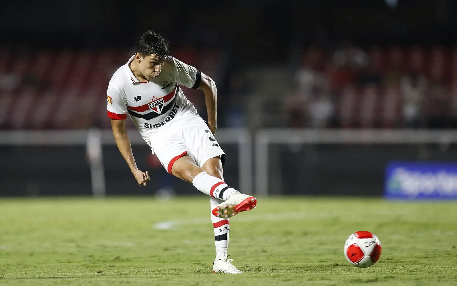 Moreira segue conselhos de Rafinha e vira candidato a titular na lateral direita do S&atilde;o Paulo