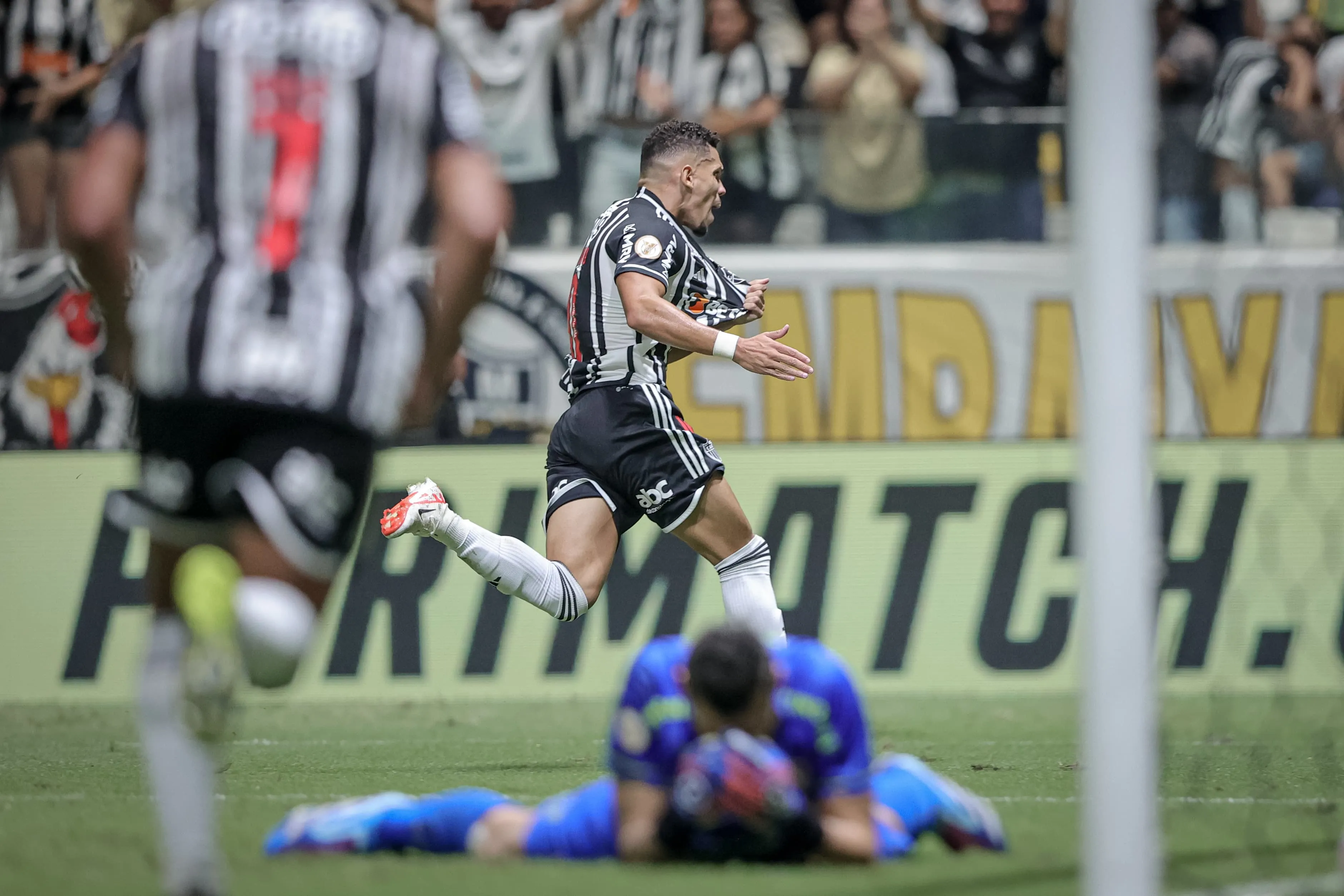 Paulinho salva (de novo), e Atl&eacute;tico-MG dorme no G6 ao vencer o Fluminense