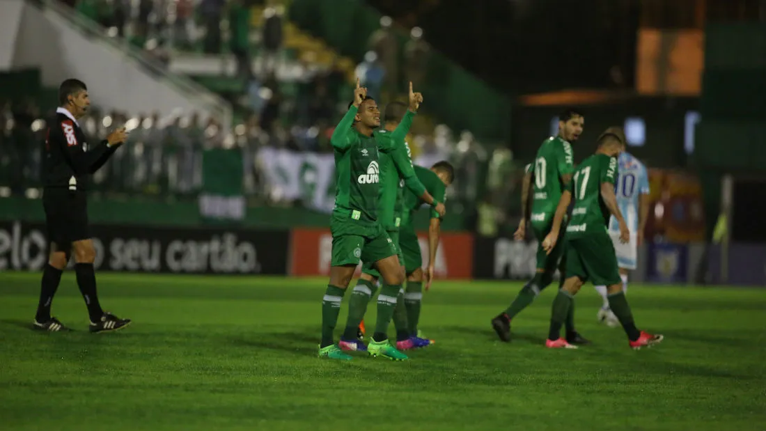 E apenas seis meses depois da trag&eacute;dia, Chape lidera Brasileiro pela primeira vez na hist&oacute;ria