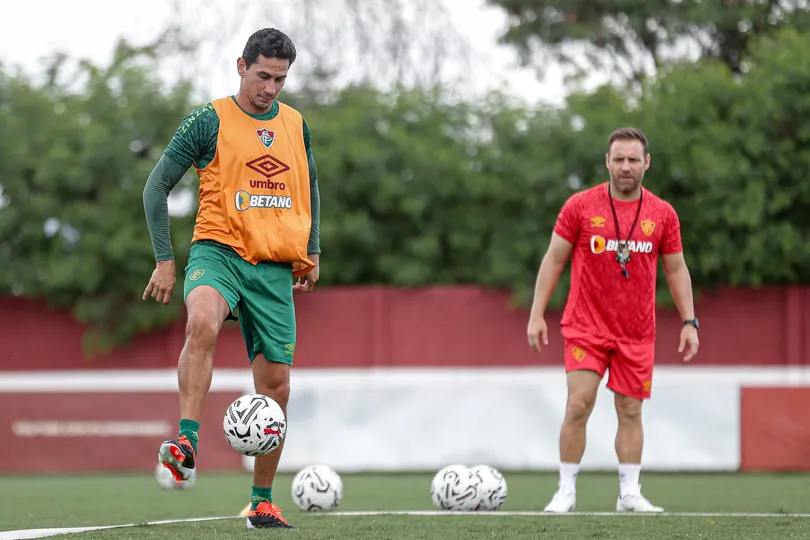 Ganso faz trabalhos espec&iacute;ficos com preparadores f&iacute;sicos no Fluminense (Foto: LUCAS MER&Ccedil;ON / FLUMINENSE F.C.)