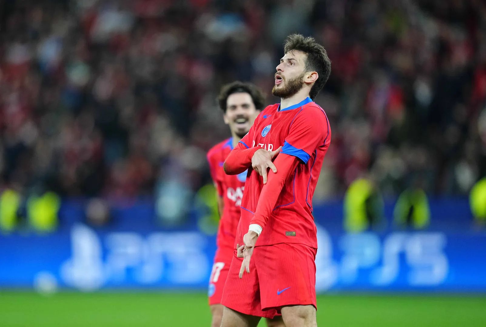 Kvaratskhelia comemora gol do PSG