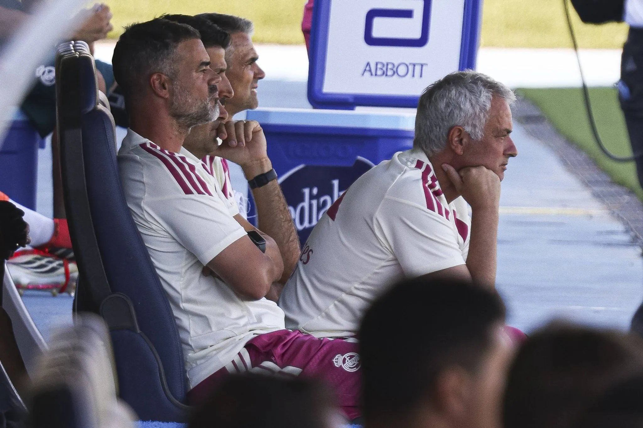 Jos&eacute; Mourinho ao lado de seus auxiliares