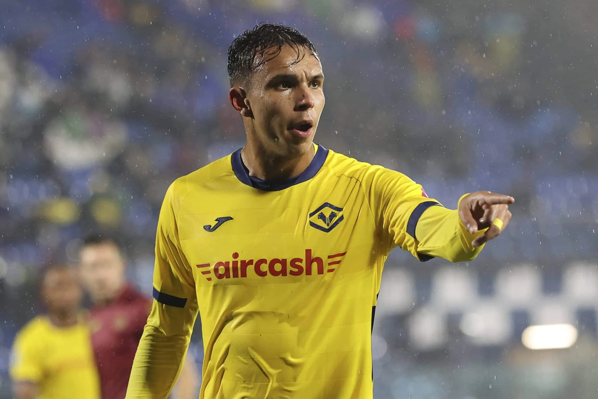 De esquecido no Corinthians a surpresa no Verona: Atacante brasileiro se consagra na It&aacute;lia