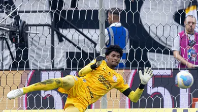 Corinthians define estrat&eacute;gia para usar Hugo Souza contra o Flamengo