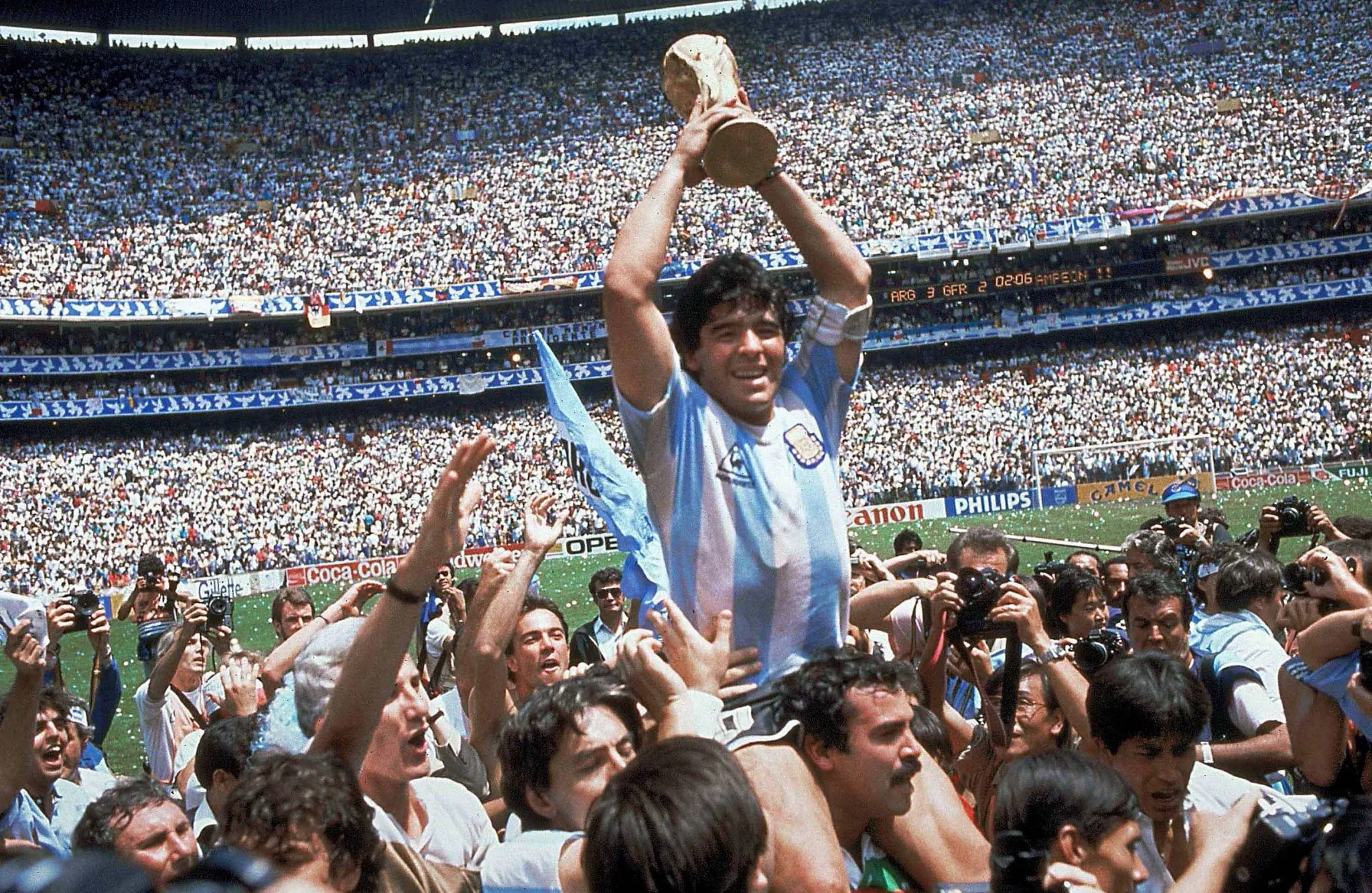 Maradona celebra bicampeonato da Copa do Mundo, em 1986 (Foto: Jean Michel Bancet / Icon Sport)