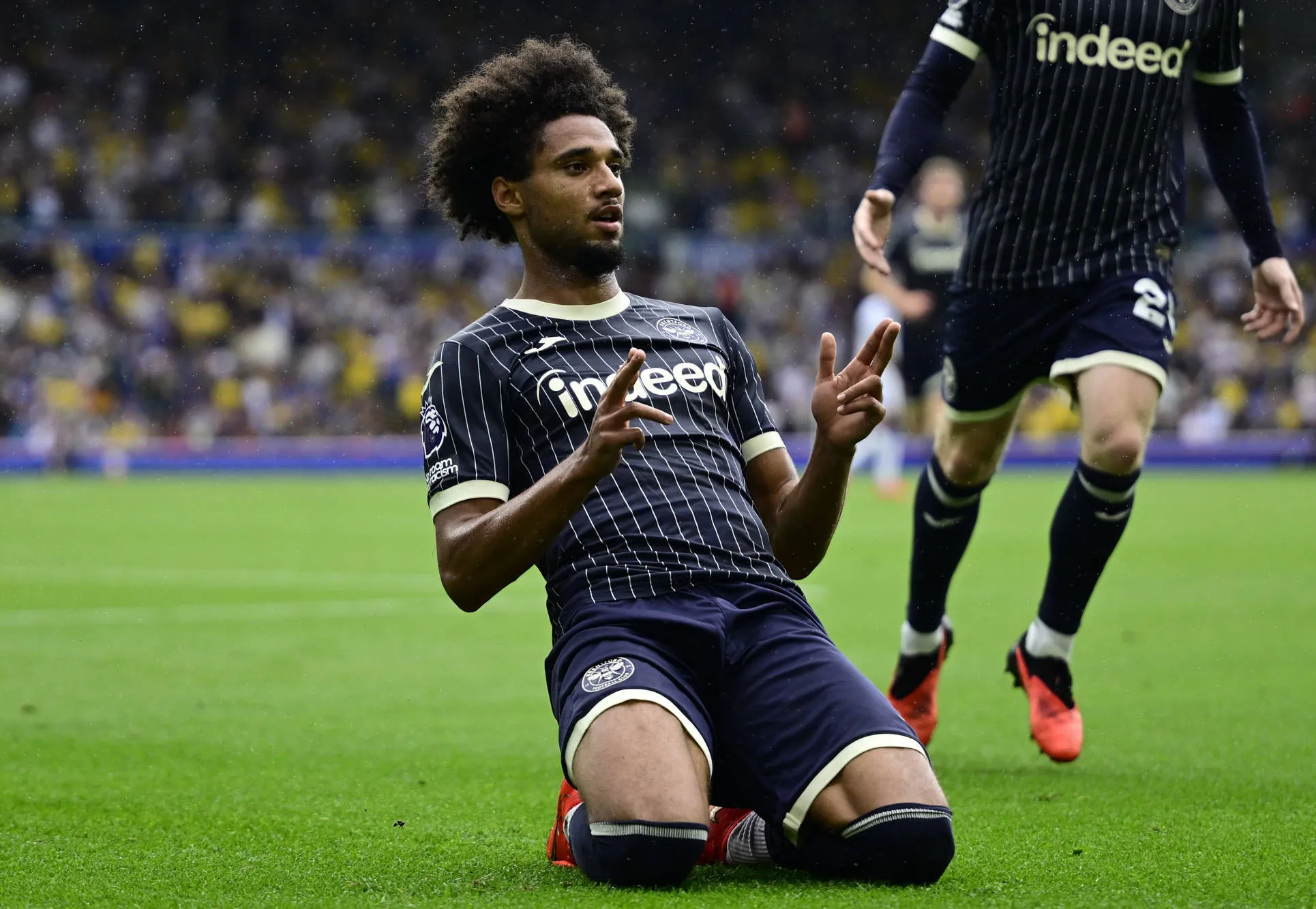 Kevin Schade celebra gol pelo Brentford 