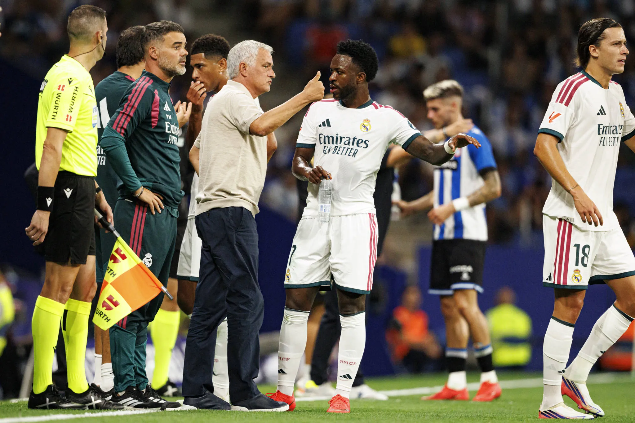 Jos&eacute; Mourinho d&aacute; instru&ccedil;&atilde;o a Vin&iacute;cius Junior em jogo do Real Madrid