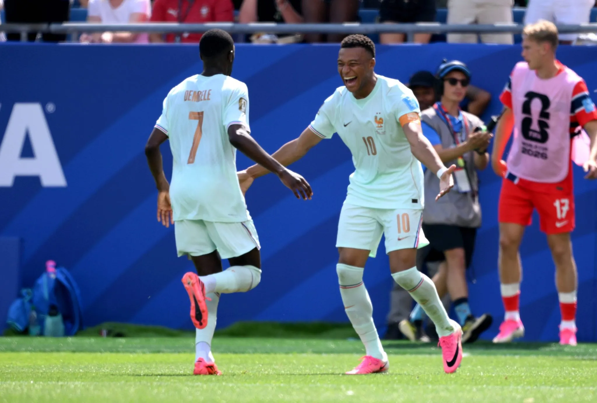 Demb&eacute;l&eacute; e Mbapp&eacute; comemoram gol da Fran&ccedil;a