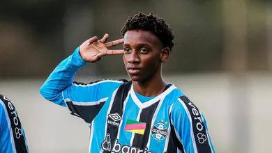 Entenda o papel de Luis Castro na perman&ecirc;ncia de joia do Gr&ecirc;mio que interessa ao Liverpool