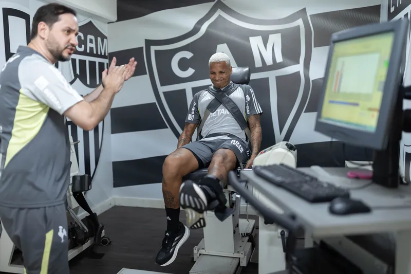 Deyverson na temida m&aacute;quina de for&ccedil;a da Cidade do Galo 