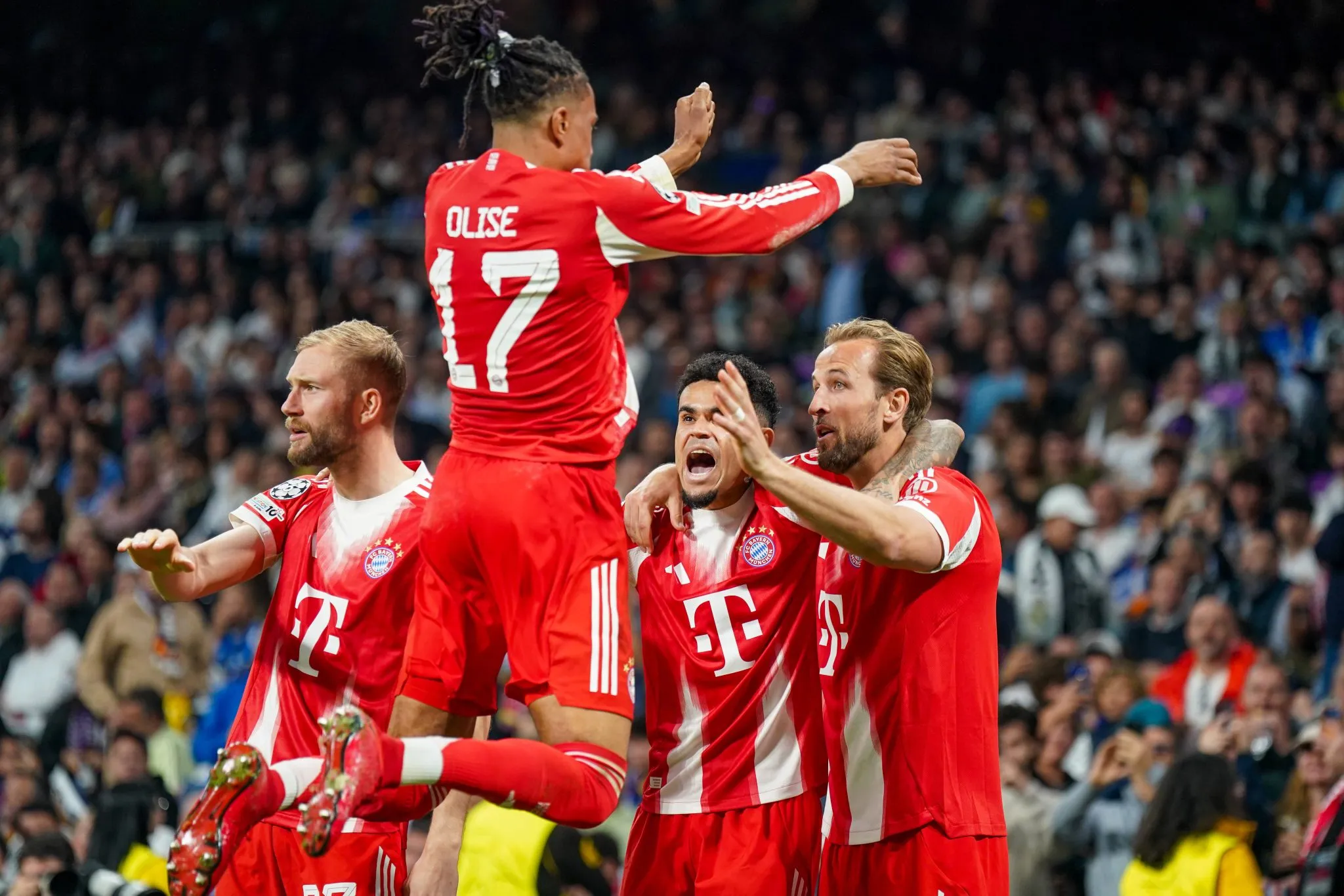 Michael Olise, Luis D&iacute;az e Harry Kane em atua&ccedil;&atilde;o pelo Bayern de Munique (Foto: IMAGO / STEINSIEK.CH)