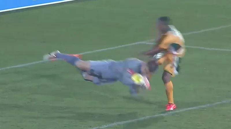 Este goleiro achou o jeito mais descarado (e idiota) de conseguir um cart&atilde;o para o advers&aacute;rio