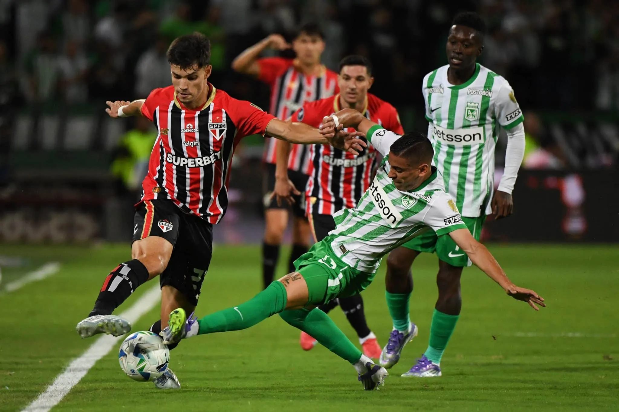 S&atilde;o Paulo de Crespo joga &agrave; la Zubeld&iacute;a e consegue sair vivo em duelo na Libertadores