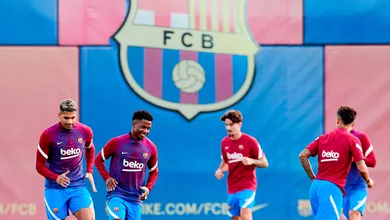 Joia da base e zagueiro titular: quem s&atilde;o os jogadores com mais chances de sair do Barcelona