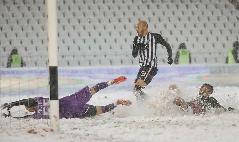 A torcida do Partizan resolveu fazer uma guerra de bolas de neve contra o bandeirinha