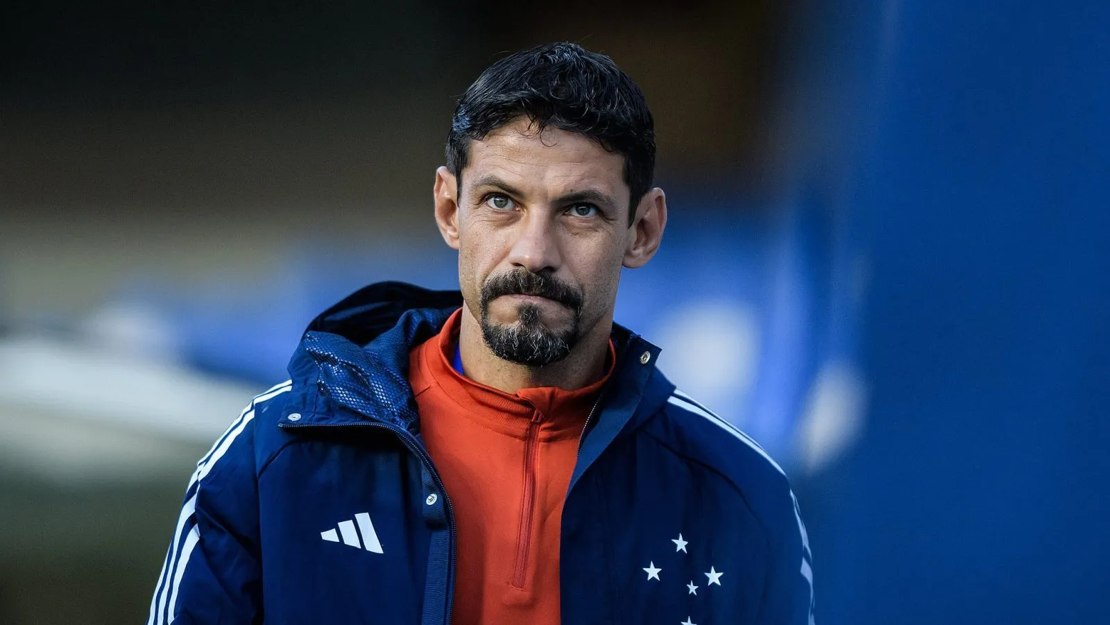 Mois&eacute;s Moura substitui Seabra em coletiva e pena para explicar trope&ccedil;o do Cruzeiro