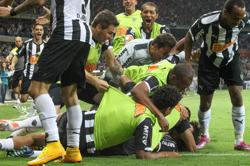 Marion (direita) celebra gol de Luan que classificou o Galo contra o Flamengo 